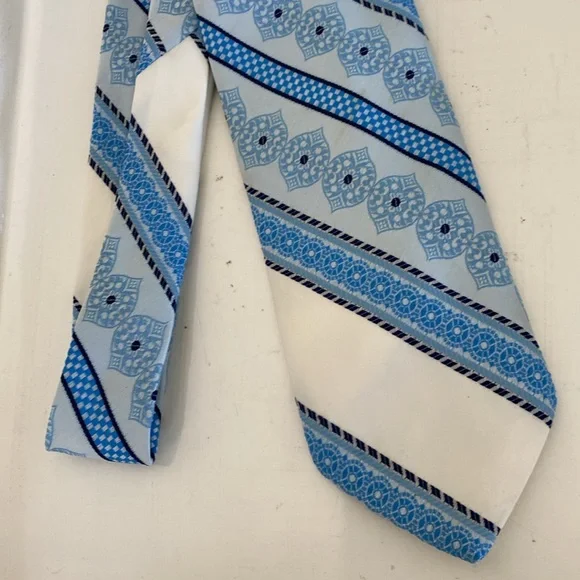 Vintage Sir Winston Blue and White Old School Necktie - Picture 6 of 7